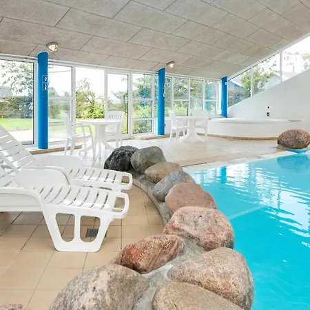 6 Person In Nyaraló *